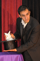 Magicien sur scne lors d'un spectacle pour enfants