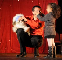 magicien spectacle enfant : arbre de noel, anniversaire. Yoan fait son show de ventriloque avec Lulu le chien